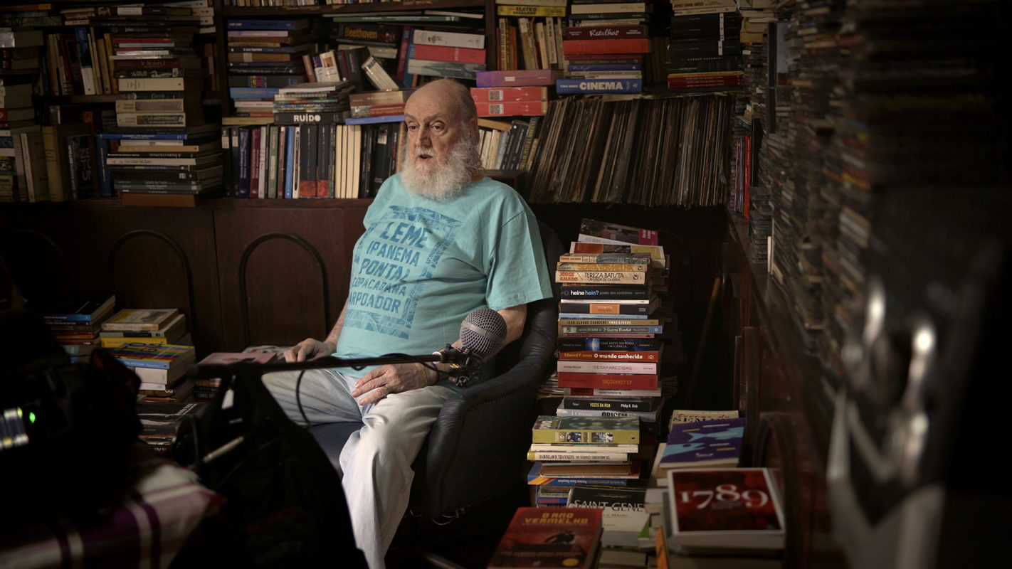 O compositor e escritor em sua biblioteca durante as filmagens de Aldir Blanc – Resposta ao Tempo: homenagens para “o ourives do palavreado” 