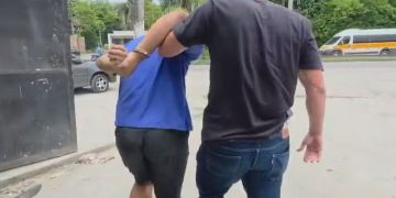 O acusado de assalto foi preso quando almoçava num bar em São Gonçalo