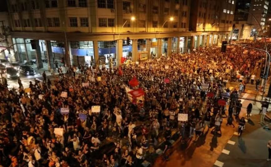 Ministério Público Federal cobra medidas de segurança de universidades, como a UFF, após ameaças a estudantes 51 Ato de estudantes na Universidade Federal Fluminense; ameaças aos alunos estão sendo investigadas. Foto: Reprodução