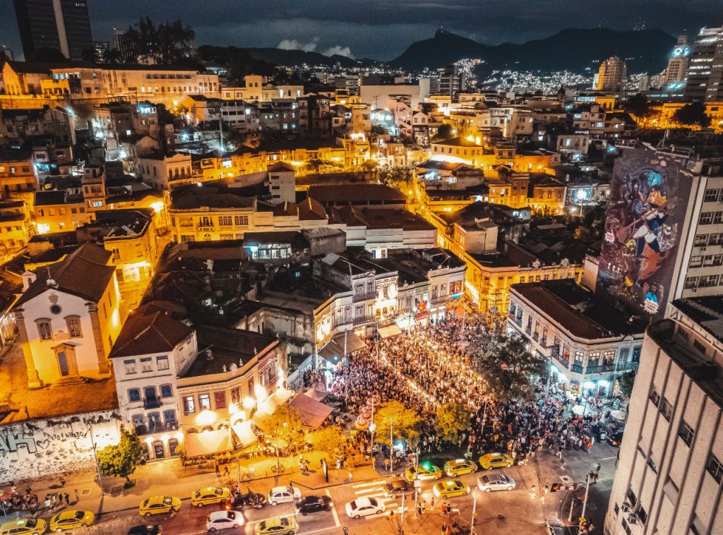 Lei Seca só pra quem dirige: com venda de bebida liberada, bares do Rio terão até samba para acompanhar a apuração dos votos
