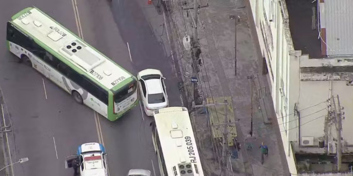 Três ônibus são sequestrados e usados como barricadas em Irajá após ocupação da PM no Complexo da Serrinha; seis linhas têm circulação afetada