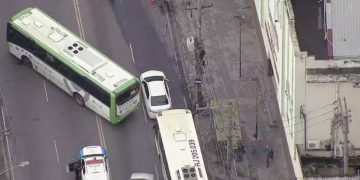 Três ônibus são sequestrados e usados como barricadas em Irajá após ocupação da PM no Complexo da Serrinha; seis linhas têm circulação afetada