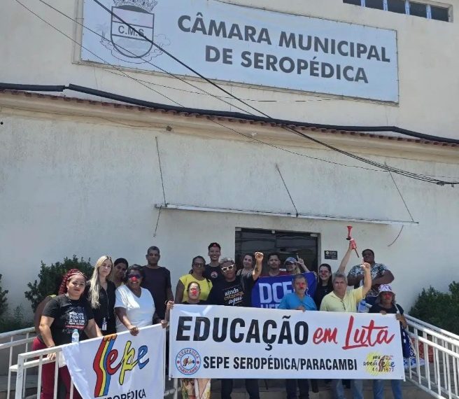 Sindicato da educação de Seropédica vai à Justiça por salários atrasados; categoria também cobra calendário de pagamentos, 13° e retroativos 51 Profissionais em protesto na Câmara de Seropédica