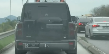 Carro oficial da Alerj ligado a Gustavo Tutuca é flagrado trafegando na faixa exclusiva do BRT na Barra 1 Carro oficial da Alerj ligado a Gustavo Tutuca é flagrado trafegando na faixa exclusiva do BRT na Barra