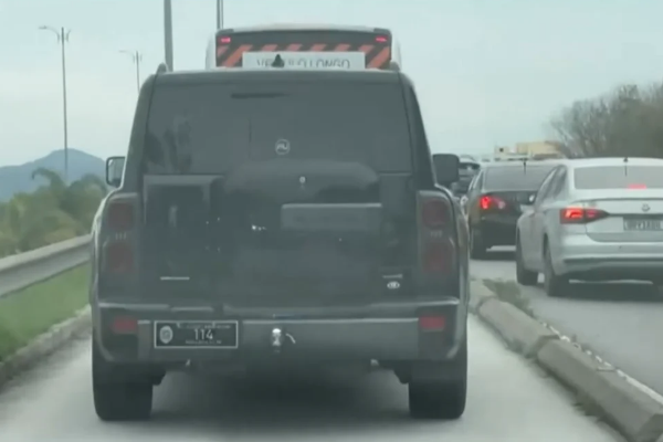 Carro oficial da Alerj ligado a Gustavo Tutuca é flagrado trafegando na faixa exclusiva do BRT na Barra 51 Carro oficial da Alerj ligado a Gustavo Tutuca é flagrado trafegando na faixa exclusiva do BRT na Barra