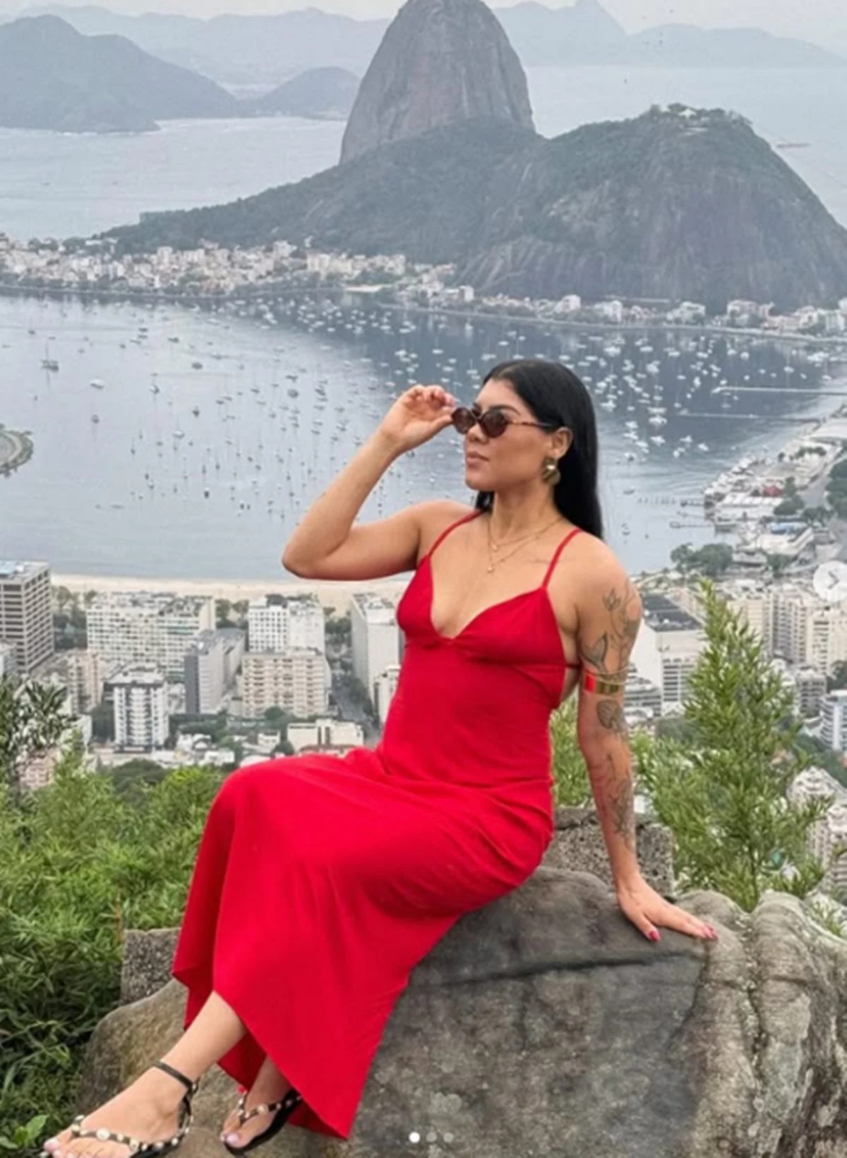 Andresa curte o visual da Baía de Guanabara em viagem ao Rio. Foto: Reprodução