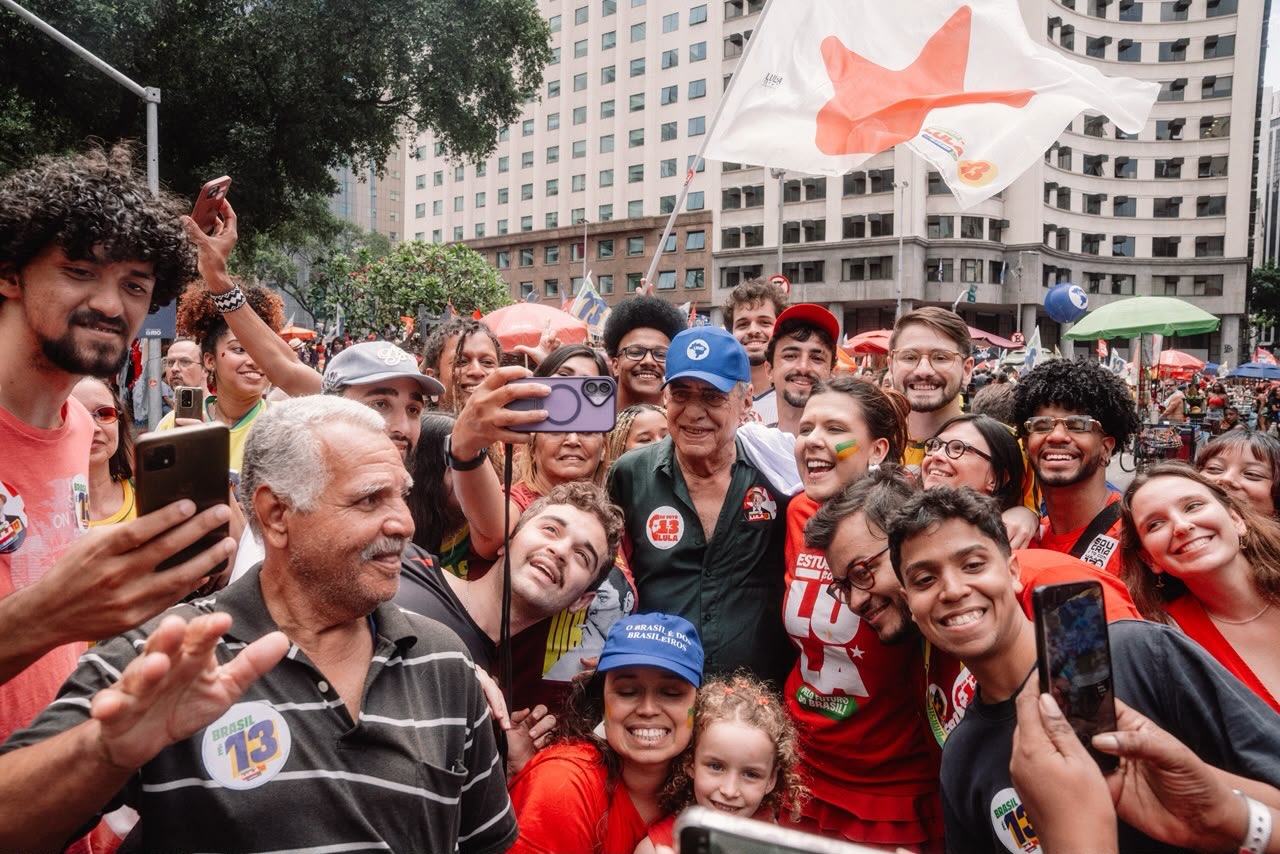 Chico Buarque fez a alegria dos estudantes que se reuniram para apoiar Lula na Candelária