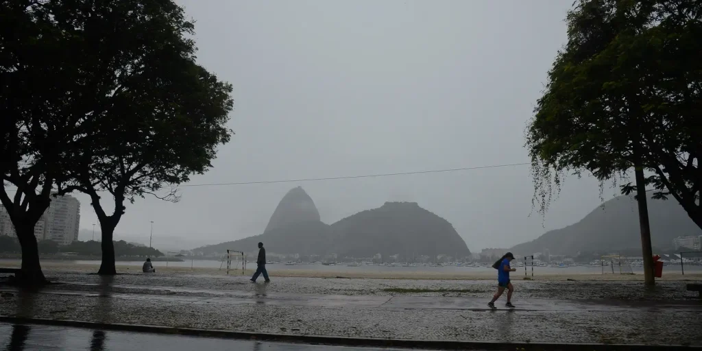 Previsão do tempo: Rio terá chuva no sábado e 30°C no domingo de eleição