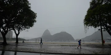 Chuva encobre a paisagem do Rio neste sábado (3), primeiro dia do fim de semana. Previsão aponta tempo fechado ao longo do dia e mudança nas condições climáticas no domingo (4), dia da eleição.