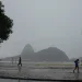 Chuva encobre a paisagem do Rio neste sábado (3), primeiro dia do fim de semana. Previsão aponta tempo fechado ao longo do dia e mudança nas condições climáticas no domingo (4), dia da eleição.
