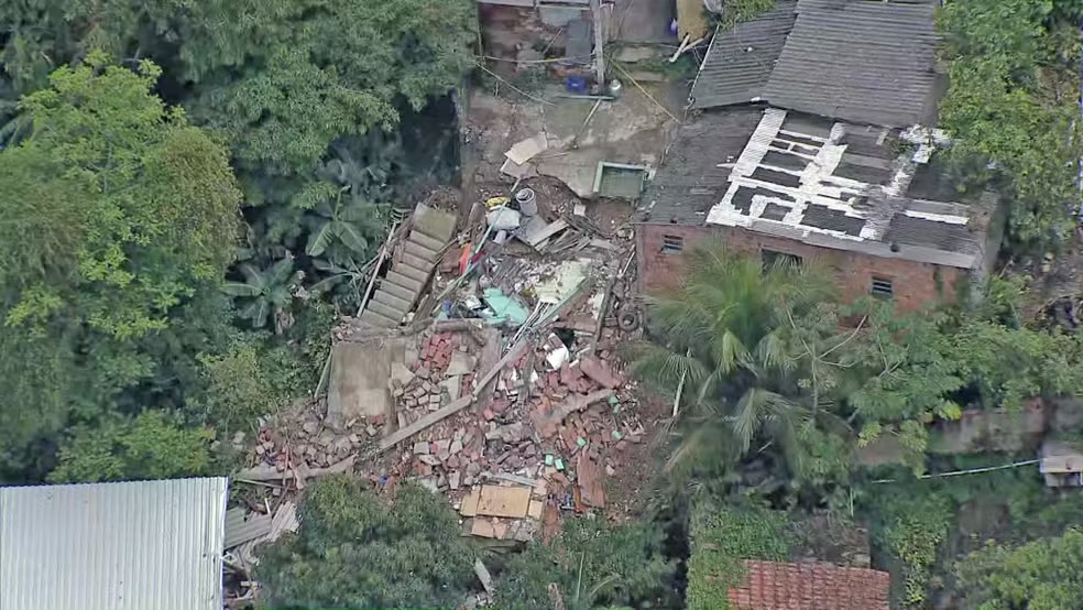 Caramelo-coragem é resgatado vivo, após mais de cinco dias, de escombros de casa que desabou no Caramujo, em Niterói 53 Casa no Caramujo ficou completamente destruída, mas todos sobreviveram