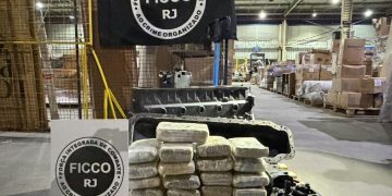 Homem é preso com 22 kg de maconha escondidos em motor de caminhão na Zona Norte do Rio 1 Homem é preso com 22 kg de maconha escondidos em motor de caminhão na Zona Norte do Rio