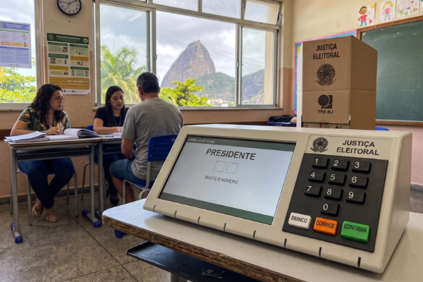 Segundo turno das eleições 2026: quase 13 milhões de cidadãos voltam às urnas neste domingo no Rio para escolher o presidente