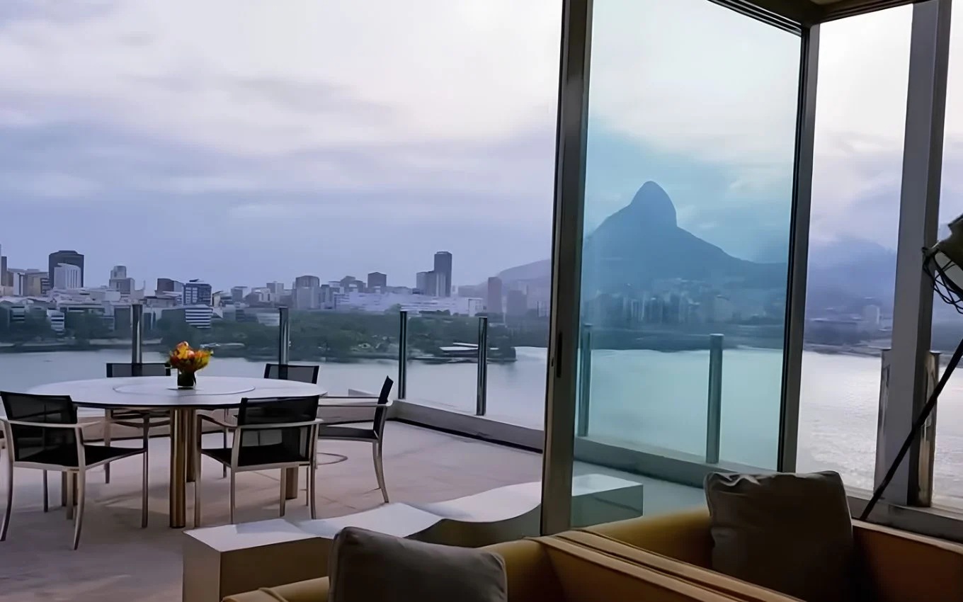A área externa do apartamento na Zona Sul do Rio é um charme à parte: momentos para relaxar