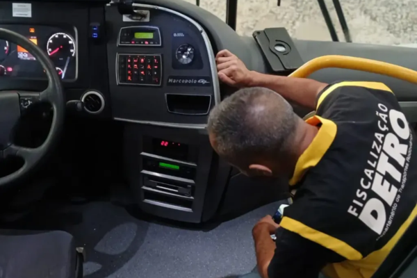Após determinação do TCE, Detro-RJ anula, por irregularidades, licitação de R$ 31,7 milhões para monitoramento e telemetria de ônibus intermunicipais 51 Agente do Detro em fiscalização