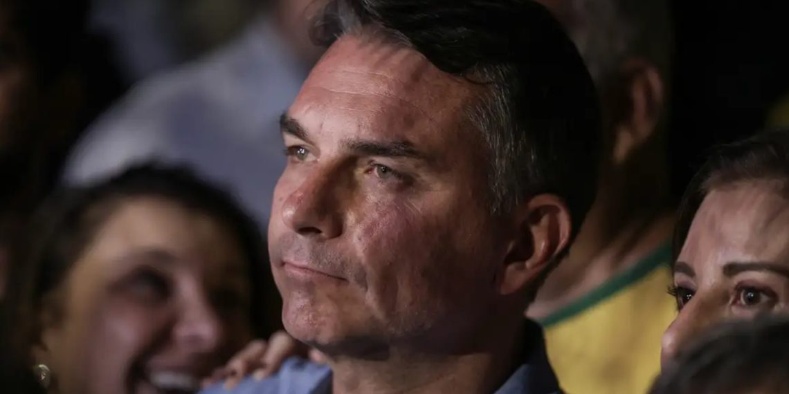 Autoridade dos EUA confirma que Flávio Bolsonaro está a caminho do país, diz agência Reuters