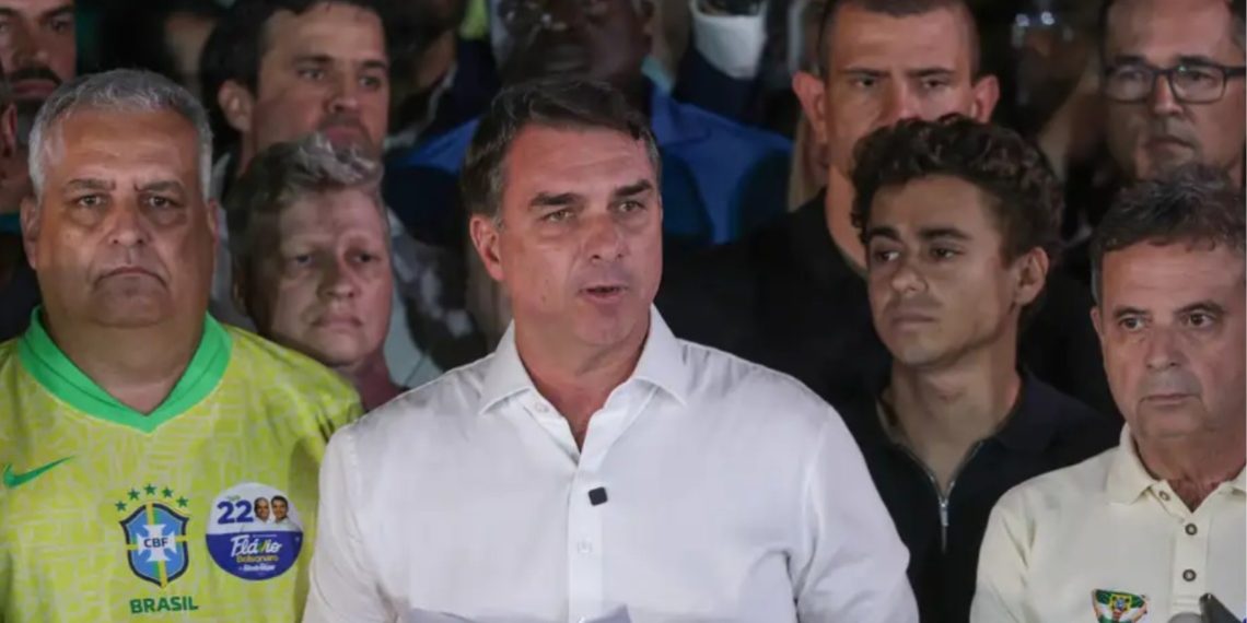 Flávio Bolsonaro com seus apoiadores durante a apuração dos votos; ele diz que o resultado da votação teve a ver com a atitude do STF