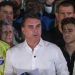 Flávio Bolsonaro diz que vai entregar passaportes depois de ser intimado pela Polícia Federal 54 Flávio Bolsonaro com seus apoiadores durante a apuração dos votos; ele diz que o resultado da votação teve a ver com a atitude do STF