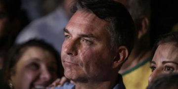 Flávio Bolsonaro desistiu de pedir a anulação do segundo turno depois de ser convencido por aliados