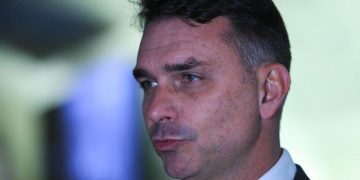 Flávio Bolsonaro teve os passaportes cancelados pela Polícia Federal depois que prazo para a entrega se esgotou