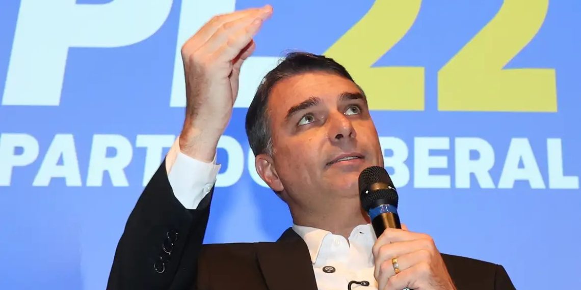 Flávio Bolsonaro foi intimado ainda na noite de domingo, quando saiu o resultado da eleição presidencial