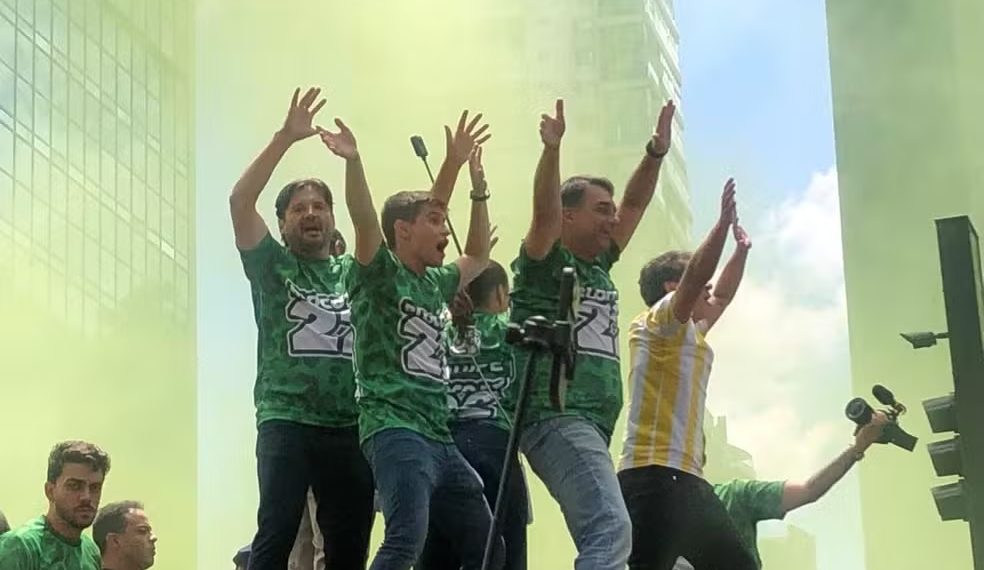 Flávio Bolsonaro participou de ato na Avenida Paulista e disse que seu pai estará na posse para entregar a faixa presidencial. Foto: Reprodução