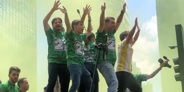 Flávio Bolsonaro participou de ato na Avenida Paulista e disse que seu pai estará na posse para entregar a faixa presidencial. Foto: Reprodução