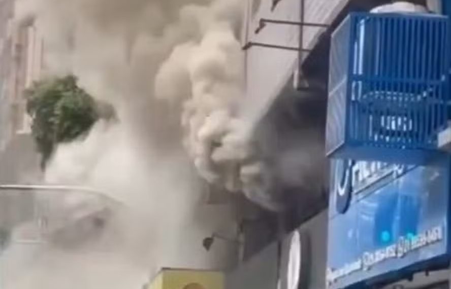 Cortina de fumaça do incêndio no imóvel comercial levou uma cortina de fumaça à Rua Barata Ribeiro