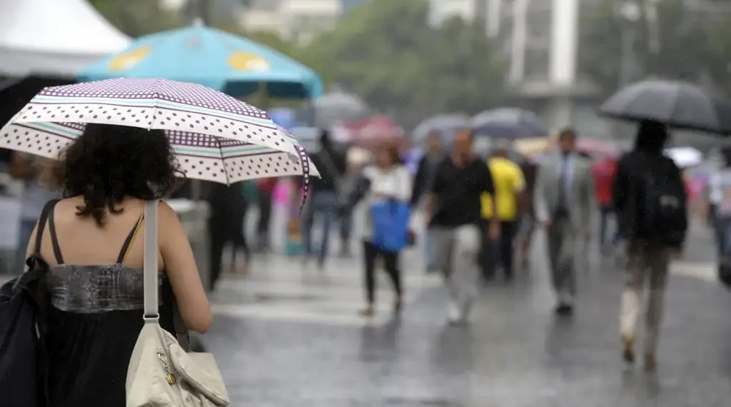 O fim de semana do segundo turno das eleições terá calor, aumento da nebulosidade e pancadas de chuva no Rio de Janeiro. O sábado (24) será o dia mais quente, com máxima prevista de 33°C. No domingo (25), quando os eleitores vão às urnas, a chuva ganha força e as temperaturas começam a cair. No sábado, a previsão é de sol e aumento de nuvens pela manhã, com pancadas de chuva durante a tarde e à noite. A temperatura deve variar entre 21°C e 33°C, com 66% de chance de chuva. No domingo (25), a previsão é de muitas nuvens, chuva e trovoadas. O Climatempo prevê mínima de 21°C e máxima de 27°C, com 94% de chance de chuva. A previsão indica chuva a partir do fim da manhã, com tarde e noite chuvosas. A previsão do Sistema Alerta Rio, da Prefeitura do Rio, também aponta pancadas de chuva acompanhadas de raios a qualquer momento no domingo, além de declínio das temperaturas. Os ventos podem variar de moderados a pontualmente fortes. Na segunda-feira (26), a instabilidade permanece. A previsão é de muitas nuvens, pancadas de chuva e trovoadas isoladas, com mínima de 20°C e máxima de 25°C. Os ventos sopram de sul a sudoeste, com intensidade fraca a moderada e possibilidade de rajadas.