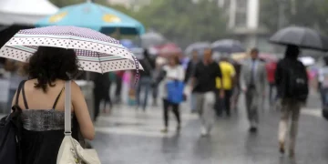 O fim de semana do segundo turno das eleições terá calor, aumento da nebulosidade e pancadas de chuva no Rio de Janeiro. O sábado (24) será o dia mais quente, com máxima prevista de 33°C. No domingo (25), quando os eleitores vão às urnas, a chuva ganha força e as temperaturas começam a cair. No sábado, a previsão é de sol e aumento de nuvens pela manhã, com pancadas de chuva durante a tarde e à noite. A temperatura deve variar entre 21°C e 33°C, com 66% de chance de chuva. No domingo (25), a previsão é de muitas nuvens, chuva e trovoadas. O Climatempo prevê mínima de 21°C e máxima de 27°C, com 94% de chance de chuva. A previsão indica chuva a partir do fim da manhã, com tarde e noite chuvosas. A previsão do Sistema Alerta Rio, da Prefeitura do Rio, também aponta pancadas de chuva acompanhadas de raios a qualquer momento no domingo, além de declínio das temperaturas. Os ventos podem variar de moderados a pontualmente fortes. Na segunda-feira (26), a instabilidade permanece. A previsão é de muitas nuvens, pancadas de chuva e trovoadas isoladas, com mínima de 20°C e máxima de 25°C. Os ventos sopram de sul a sudoeste, com intensidade fraca a moderada e possibilidade de rajadas.