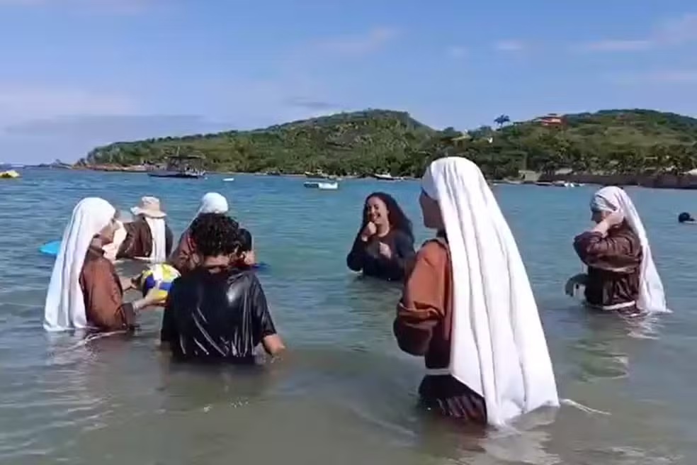 Búzios vira destino 'abençoado' com visitas de freiras, que remaram caiaque e até se arriscaram no surfe 52 O hábito é mantido mesmo na hora de entrar na água