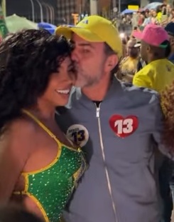 Evelyn, que ralou tanto na campanha de Lula quanto na de Freixo, recebe o carinho do deputado