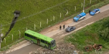 ônibus sendo usado como barricada