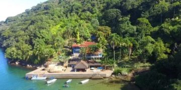 A Ilha Comprida, que Richarlison diz ter comprado em Angra dos Reis; o jogador cobra que Flávio Bolsonaro pague por ela depois de ter conseguido a posse