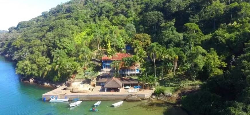 Atacante Richarlison grava vídeo e pede que Polícia Federal investigue disputa de ilha em Angra dos Reis com Flávio Bolsonaro 51 A Ilha Comprida, que Richarlison diz ter comprado em Angra dos Reis; o jogador cobra que Flávio Bolsonaro pague por ela depois de ter conseguido a posse