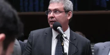 Lindbergh Farias, que lidera impulsionamento em posts de campanha
