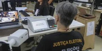 Pelo menos 159 urnas eletrônicas haviam sido substituídas em todo o estado do Rio de Janeiro até o momento — Foto: Agência Brasil