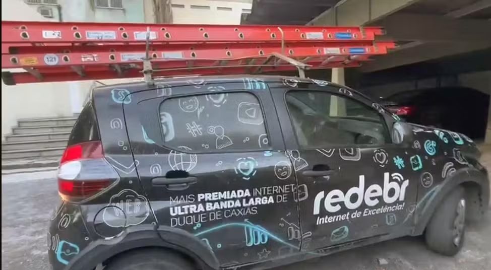 Comando Vermelho manda cortar internet em Vila Isabel para botar rede pirata; bandidos são presos 51 Carro da empresa que, segundo a Polícia Civil, foi flagrado na ação para instalar internet clandestina em Vila Isabel