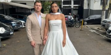 Jeniffer Costa foi para a frente do presídio onde a mãe está presa para tirar fotos vestida de noiva