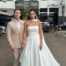 Jeniffer Costa foi para a frente do presídio onde a mãe está presa para tirar fotos vestida de noiva