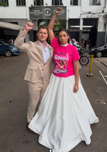 Jeniffer Costa posou com camisa por cima do vestido pedindo a liberdade de Verônica Costa