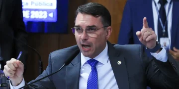 PF apura se Flávio Bolsonaro saiu do país por fronteira na Argentina; site estrangeiro cita fuga para os EUA, mas aliado nega 1 senador Flávio Bolsonaro