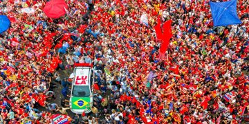 Lula participou de ato nesta sexta-feira no Centro do Rio; caminhada foi da Candelária à Cinelândia. Foto: Divulgação/Ricardo Stuckert