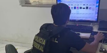 Policial federal vasculha o computador do jovem, que fazia apologia ao nazismo e publicava comentários racistas nas redes