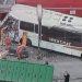 Ônibus bateu em caminhão, perdeu o controle e atingiu parede de fábrica de malhas