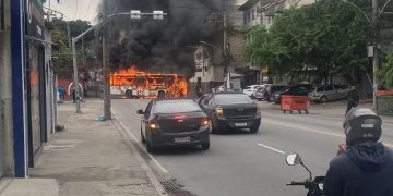 Um ônibus foi incendiado em Irajá; em Madureira, a Edgard Romero teve que ser fechada por causa da operação da Polícia Militar