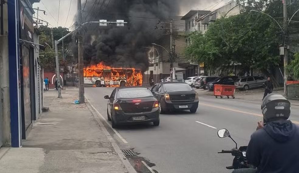 Um ônibus foi incendiado em Irajá; em Madureira, a Edgard Romero teve que ser fechada por causa da operação da Polícia Militar