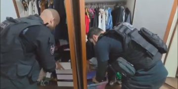 Policiais fazem buscas em endereço de um dos acusados; material apreendido antes levou a novas prisões nesta quarta-feira