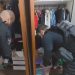 Policiais fazem buscas em endereço de um dos acusados; material apreendido antes levou a novas prisões nesta quarta-feira