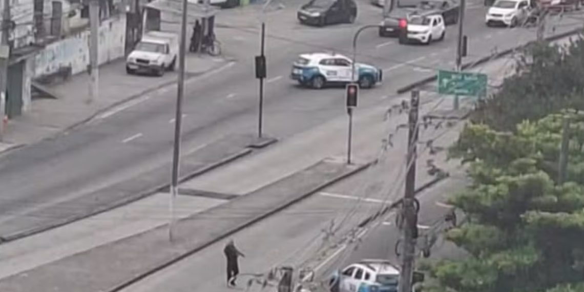 Operação da PM causa interdição na Avenida Edgard Romero, em Madureira e afeta circulação de 11 linhas de ônibus